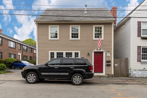 Beautiful home in Historical Marblehead, 1 mi to beach Condo in Marblehead