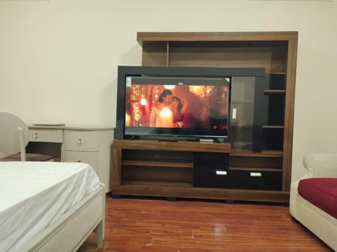 Bed, TV and multimedia, Bedroom