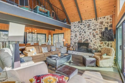 Legacy Lodge Family & Pet Friendly among the Trees & Lake Views Haus in Lake Arrowhead