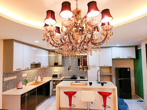 Kitchen or kitchenette, Dining area, minibar, oven