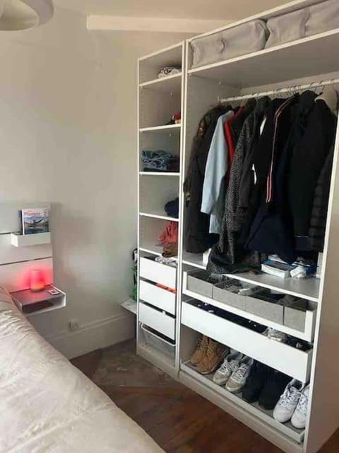 Appartement de charme tout équipé à Levallois, 4 personnes, 1 chambre, 1 canapé lit dans le salon Condo in Levallois-Perret