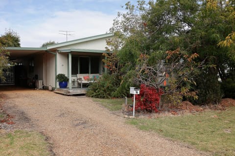 Mcrae retro beach house ! House in Rosebud