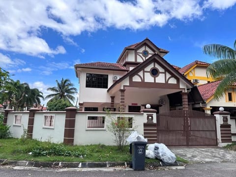 Pelangi Indah 8 Rooms Corner Pool Table House in Johor Bahru