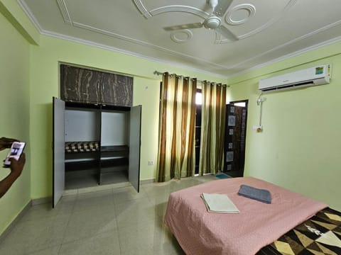 6 BHK in Krishna Nagar Lucknow LKO6BHK 401l&402R Apartamento in Lucknow