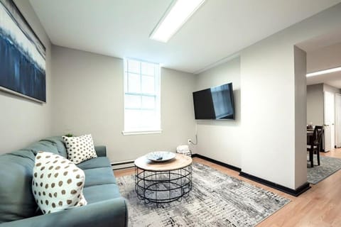 The Terrace at Park Place 2nd floor walk up -cozy 2 bedroom fast WiFi free coffee Condo in Wilmington