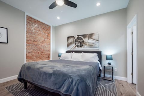 The Penthouse at Park Place King bed fast WIFI and free coffee Apartment in Wilmington