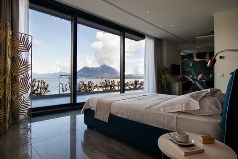 Coffee/tea facilities, Balcony/Terrace, Photo of the whole room, Lake view
