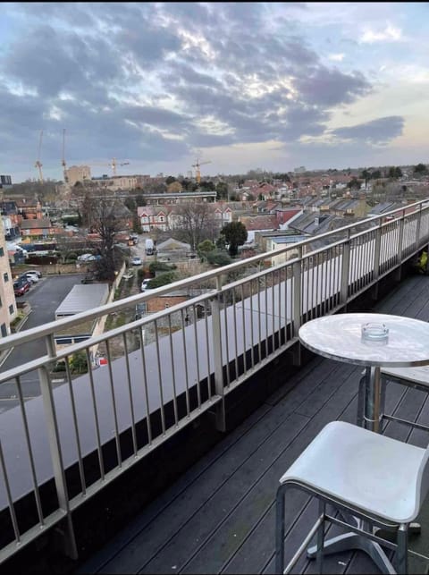 Luxury Top Floor Penthouse Apartment near Heathrow Condo in Isleworth