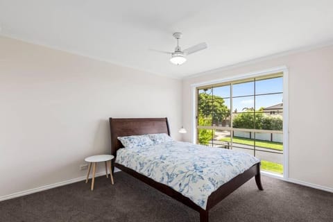 Beautiful 3 bedroom house with Corio Bay view at heart of Clifton Springs Maison in Clifton Springs