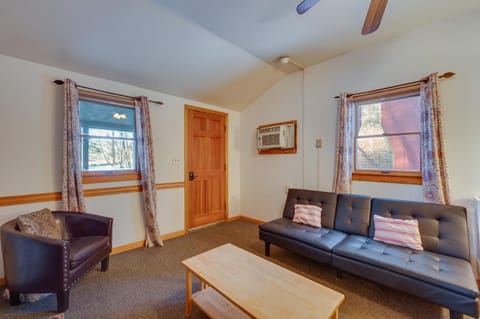 Pet-Friendly Laconia Cabin with Fireplace and Deck! House in Laconia