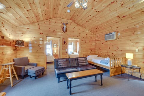 Laconia Cabin Rental Less Than 1 Mi to Lake Winnipesaukee! Haus in Laconia
