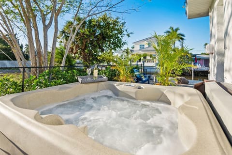 Boaters Bayshore Bungalow II w HOT TUB Maison in East Naples