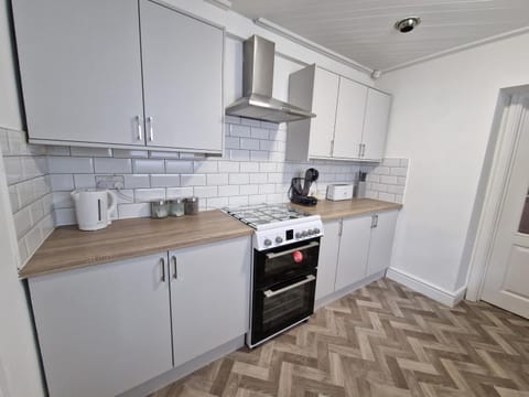 Oasis 3 Bedroom Home Near Town Centre with garage for bike storage Casa in Merthyr Tydfil