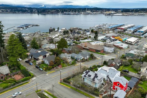 Port Orchard Cottage - Walk to Bay Street! Condo in Port Orchard