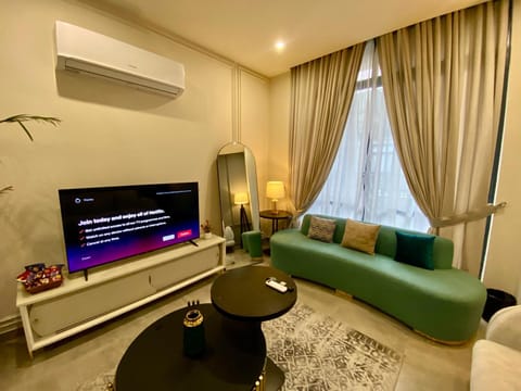 Communal lounge/ TV room, TV and multimedia, Living room, Seating area, Evening entertainment, air conditioner