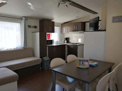 Property building, Kitchen or kitchenette, Living room