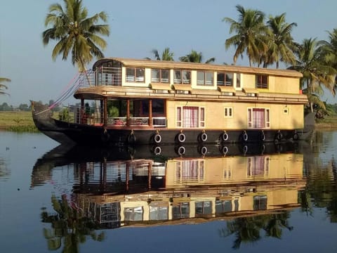 EGH Houseboats Docked boat in Alappuzha