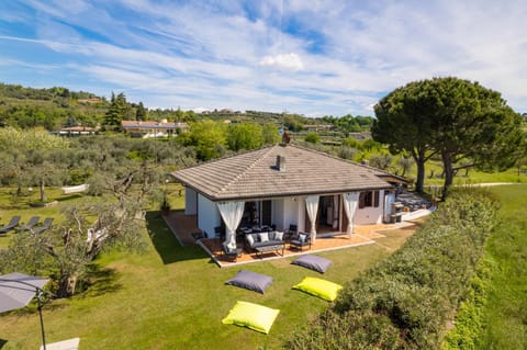 Property building, Garden, Dining area, sunbed