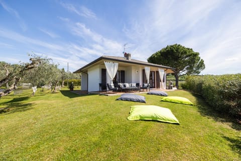 Property building, Garden, Dining area, Garden view