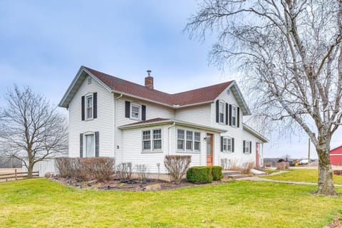 Charming Tonica Farmhouse with Private Yard! Haus in Deer Park Township