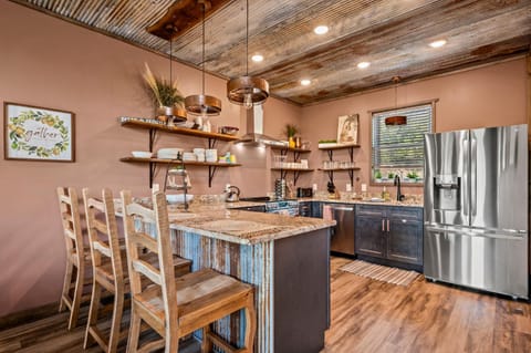 4bdr, Views, Pool, Hot Tub, Location and Fun House in Gatlinburg