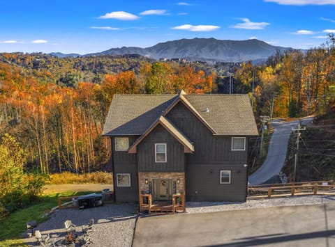 4bdr, Views, Pool, Hot Tub, Location and Fun House in Gatlinburg