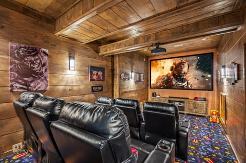 4bdr, Views, Pool, Hot Tub, Location and Fun House in Gatlinburg