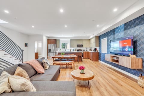 Communal lounge/ TV room, TV and multimedia, Kitchen or kitchenette, Living room, Seating area, Dining area, pet friendly