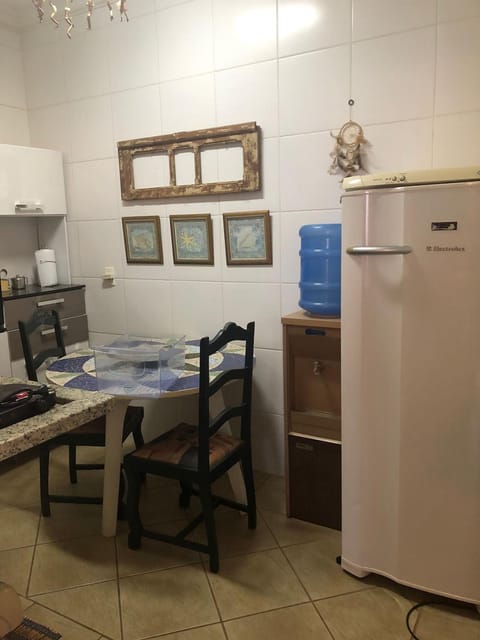 Kitchen or kitchenette, Dining area, microwave