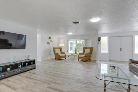 Englewood Home with Shared Pool and Screened Lanai! Haus in Manasota Key