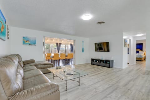 Englewood Home with Shared Pool and Screened Lanai! Haus in Manasota Key