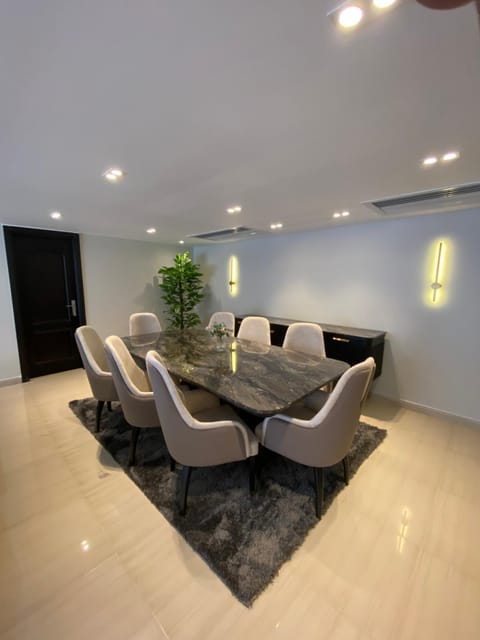 Living room, Seating area, Dining area, Dinner