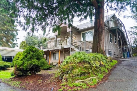 Burien's 3-BR Middle Unit Retreat with Deck BBQ House in Burien