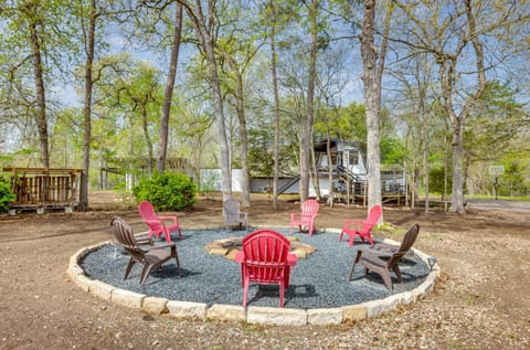 Willis Vacation Rental about 2 Mi to Lake Conroe! House in Conroe