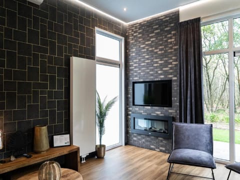 Modern holiday home with decorative fireplace near Veluwe House in Hoenderloo