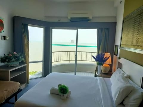 Beachfront full sea penang Apartment in Tanjung Bungah