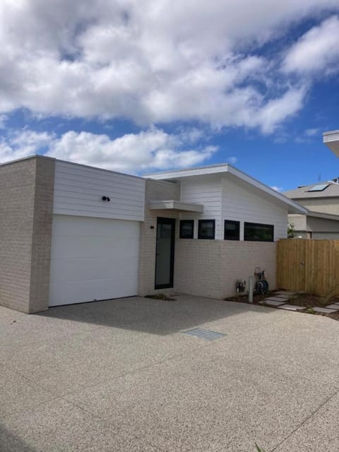 Hamilton By the Bay 3 Newly Built House in Dromana