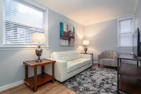 2 MTM Fully Furnished Rental in Old Town 2f&2r Maison in Lincoln Park