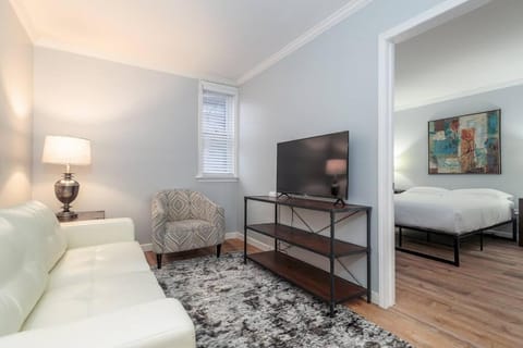 2 MTM Fully Furnished Rental in Old Town 2f&2r House in Lincoln Park