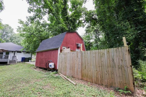 Peaceful Barn Getaway Fire Pit & Daybed FREE PK Bed and Breakfast in Atlanta