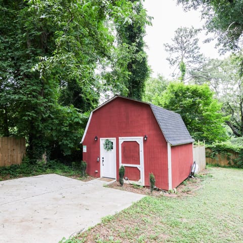 Peaceful Barn Getaway Fire Pit & Daybed FREE PK Bed and Breakfast in Atlanta