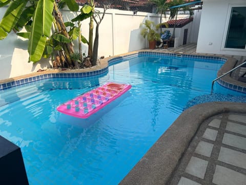 Nirvana pool villa 2 Chalet in Pattaya City
