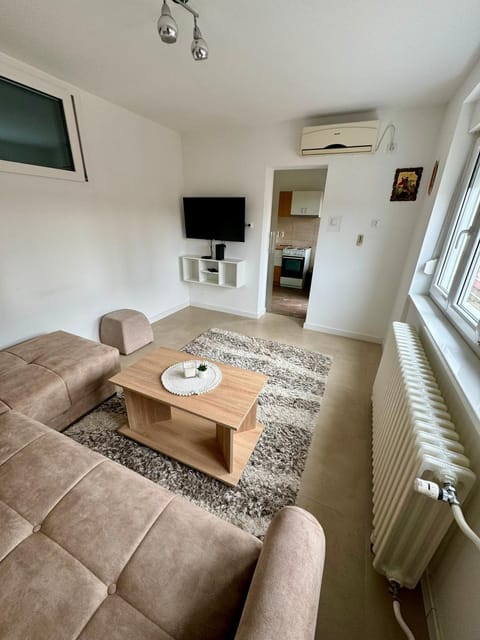 TV and multimedia, Living room, Seating area, air conditioner