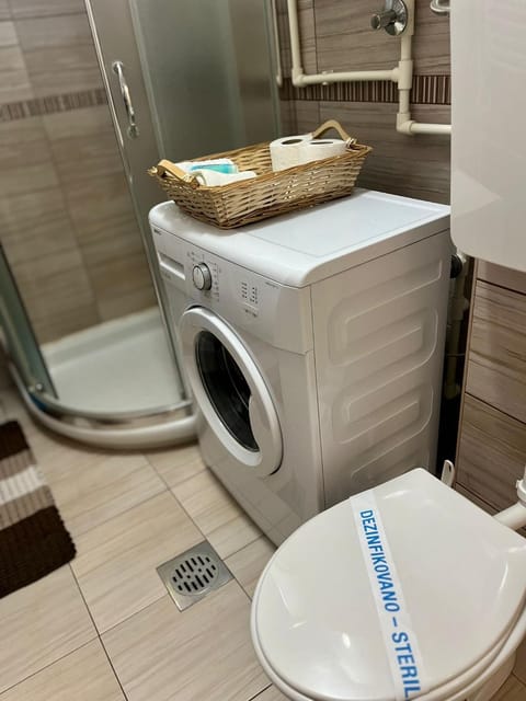 Toilet, Bathroom, washing machine