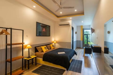 Bed, TV and multimedia, Living room, Photo of the whole room, Seating area, Bedroom, air conditioner