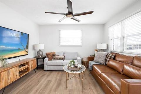 Communal lounge/ TV room, Living room, Seating area, Evening entertainment