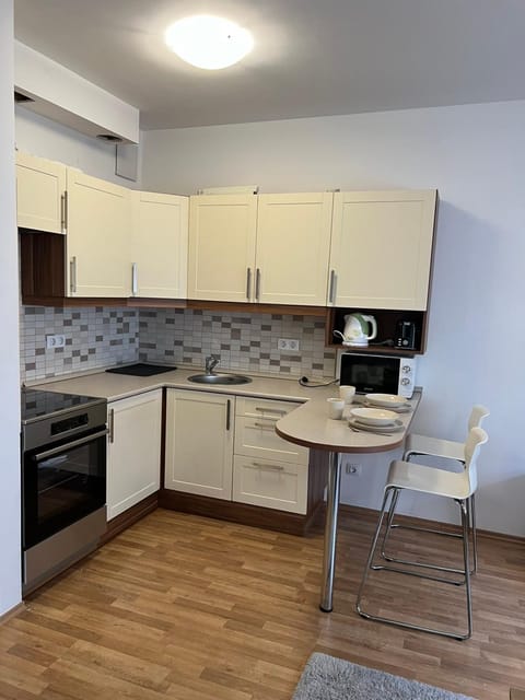 Kitchen or kitchenette, Dining area, minibar, pet friendly, toaster