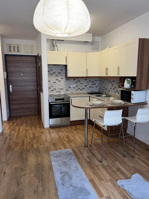 Kitchen or kitchenette, Dining area, dishwasher, minibar