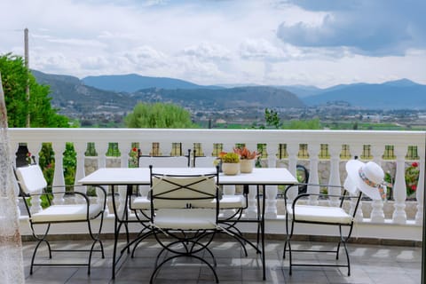 Patio, Day, Natural landscape, View (from property/room), Balcony/Terrace, Dining area, Mountain view