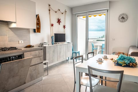 TV and multimedia, Balcony/Terrace, Kitchen or kitchenette, Living room, dishwasher, stove
